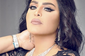 أحلام تفاجئ مدبرة منزلها بأقراط ماسية
