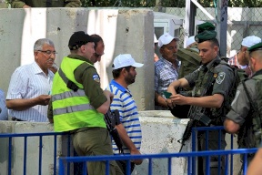 الاحتلال يعرقل دخول المصلين والطلبة إلى الأقصى