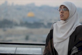 الاحتلال اجبرني خلع جلبابي وحجابي 