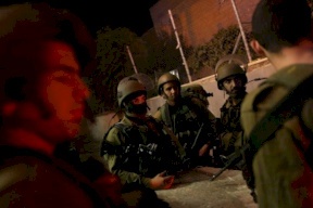 الاحتلال يعتقل شاباَ بزعم حيازته سكينا ً 