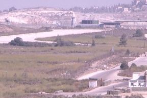 القدس: الاحتلال يقتحم حي المطار ويُصور منشآت يهدد بهدمها