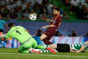 فيديو.. مشجع برتغالي يقتحم الملعب ويقبّل قدم ميسي