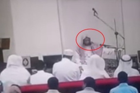 فيديو: انتهى من الصلاة فوافته المنية