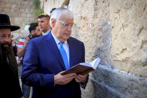 السفير الأمريكي يؤدي طقوسا عند حائط البراق