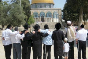 مستوطنون يمارسون طقوسهم في الأقصى وسط اقتحامات واسعة