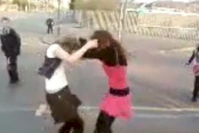 مجموعة صديقات على "واتس اب" تتحول الى عراك بالأيدي