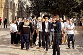 مئات المستوطنين يقتحمون الأقصى