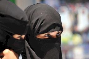 القبض على طالبتين سعوديتين !