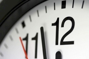 الليلة بدء العمل بالتوقيت الشتوي