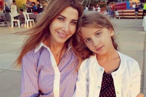 فيديو لنانسي عجرم وهي تلاعب ابنتها ميلا بعفوية