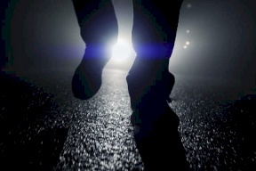 في الشوارع المظلمة.. يضرب النساء بالالات حادة انتقاماً لطليقته!