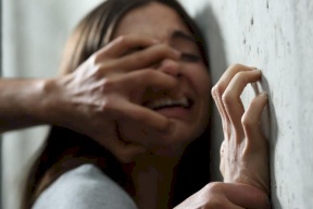 تفاصيل مؤلمة.. فتاة تُجبر على ممارسة الجنس مع 5 رجال بحفلة "غير قانونية"