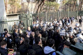 انتفاضة إيران.. قتيل جديد ومظاهرات لا تتوقف