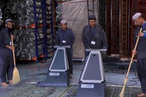 صور| هكذا يتم تنظيف سجاد الحرم المكي يومياً
