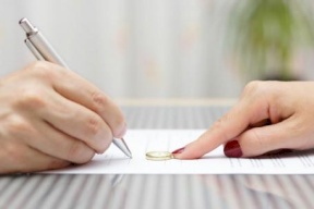 طالبة عربية تجمع بين ثلاث ازواج !