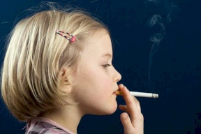 أباء يشجعون أطفالهم على التدخين !