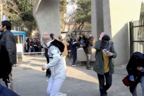 الحرس الإيراني يزعم النصر على المحتجين.. والشارع يكذبه