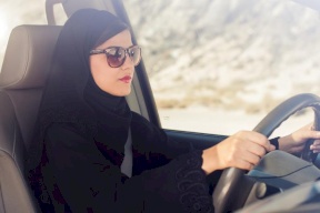 النساء يَقُدن أفضل من الرجال