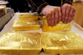 الدولار يبدد مكاسب الذهب وانخفاض قياسي للفضة