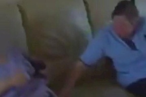 فيديو| ممرضة تعنف وتعذب عجوزاً ثمانينية.. والابنة مصدومة