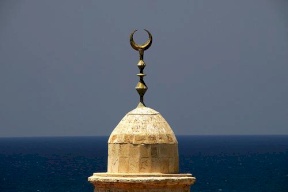 زوجان يتسببان بوقف الاذان !