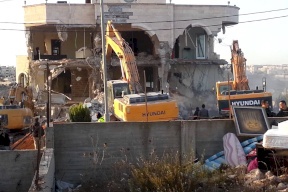 فيديو ..الاحتلال يهدم منزلا 