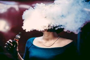 خبراء يشجعون الحوامل على تدخين السجائر الإلكترونية!