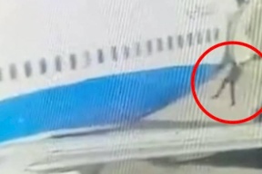 فيديو| لحظة سقوط مضيفة طيران من الباب الخلفي للطائرة