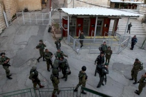 الخليل: اعتقال طفل بزعم حيازة سكين