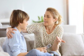 كيف تجيبين عن أسئلة ابنك المراهق؟