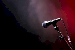 صور/ فنانة عربية ترتدي فستاناً بمليون جنيه !