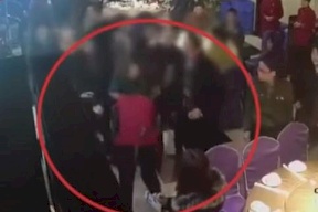فيديو| ضرب جماعي لعاملة مطعم والسبب...؟