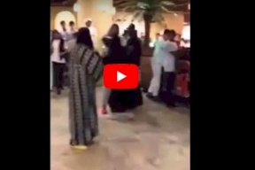 فيديو/ حدث غريب في احدى "المولات" الخليجية !
