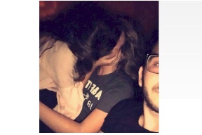 صورة | شاب يلتقط سيلفى لحظة خيانة حبيبته له دون أن تراه
