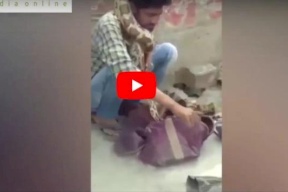فيديو/ لحظة خنق ثعبان لساحر أمام الجمهور