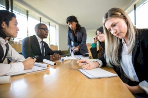 كيف تتعاملين مع ضعف شخصيتك في العمل؟