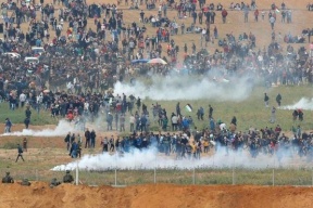 الغزيون يستعدون لـ "جمعة الكاوتشوك" و"المرايا"، وإسرائيل تواصل قنصهم