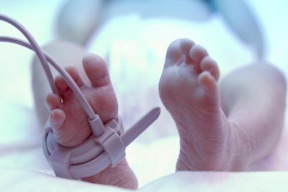 أمها اعتبرت الفيروس كذبة.. فماتت طفلة الـ4 أشهر بالإيدز