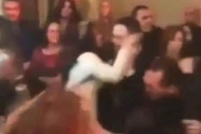 فيديو| قبلة شيرين لعريسها تشعل شبكات التواصل