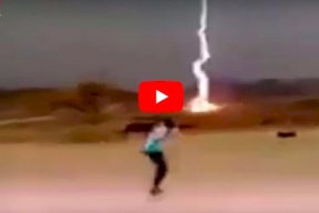 فيديو/ طفل سعودي ينجو من صاعقة