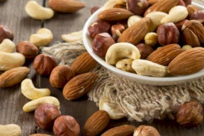 نوع من المكسرات يخفض خطر الإصابة بسرطان القولون