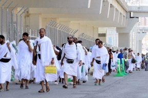  300 من ذوي شهداء وأسرى جهاز المخابرات يغادرون لأداء مناسك العمرة
