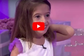 شاهد/ عمرها 8 سنوات وجسدها لطفلة صغيرة