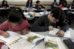 2 مليار شيكل لفرض المنهاج الإسرائيلي