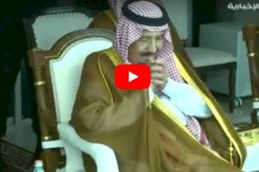 شاهد ماذا فعل الملك سلمان عندما رأى صورة والده