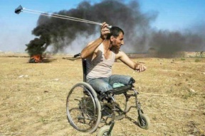 مَن هو " الشهيد المقعد" في مسيرات غزة؟