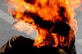 شاب يحاول الانتحار حرقاً وسط غزة