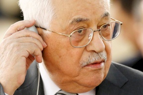 عريقات: الرئيس يتابع عمله من داخل المشفى 