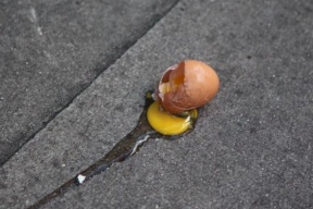 مواطنون يرشقون وفدا أمريكيا بالبيض والأحذية