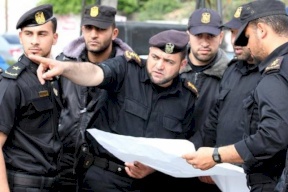 موظفون مقطوعة رواتبهم يقتحمون مكتب فتح بغزة